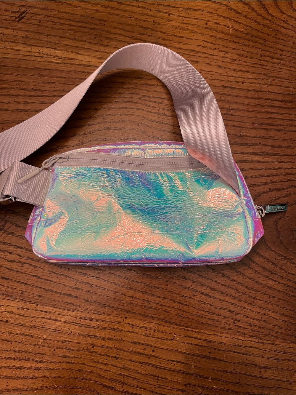 Lululemon Everywhere Belt Bag 1L in the Iridescent Silver holographic colorway - Picture 7 of 12
